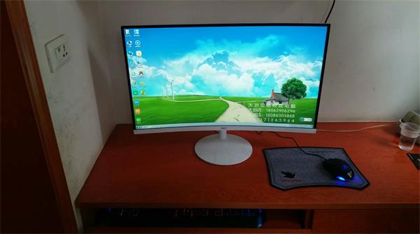 游戏电脑及曲面显示器