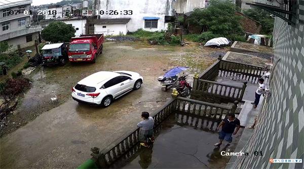 农村监控，放大看车牌